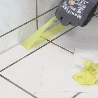 Mustat silikonisaumat: Vedä teippi irti Mustat silikonisaumat: Vedä teippi irti